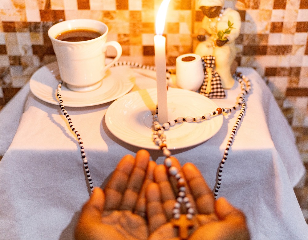 Velas e elementos de um altar